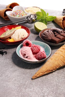 Vanilya donmuş yoğurt veya soft dondurma ve waffle koni ve frui