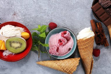 Vanilya donmuş yoğurt veya soft dondurma ve waffle koni ve meyve