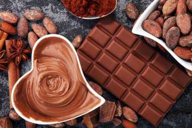 Çikolata çikolata tozu ile masada. Çikolatalı girdap ve fındık