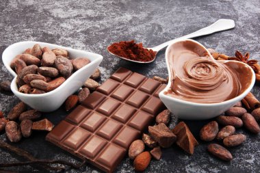 Çikolata çikolata tozu ile masada. Çikolatalı girdap ve fındık