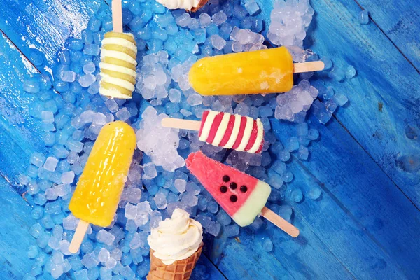 Vanilya donmuş yoğurt veya yumuşak kıvamlı dondurma waffle koni ve renkli buzlu şeker 