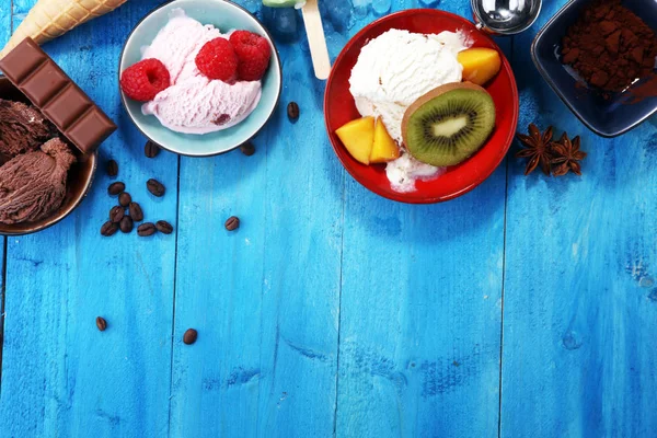 Vanilya donmuş yoğurt veya yumuşak kıvamlı dondurma waffle koni ve renkli buzlu şeker 