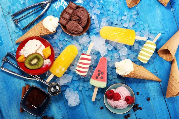 Vanilya donmuş yoğurt veya yumuşak kıvamlı dondurma waffle koni ve renkli buzlu şeker 