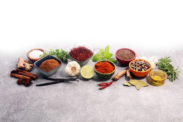 Baharat ve otlar masada. Yemek ve mutfak malzemeleri