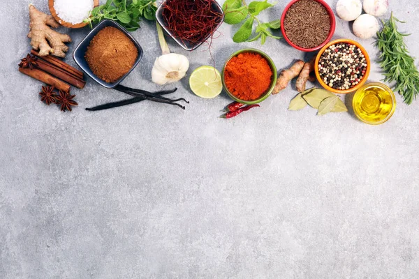 Baharat ve otlar masada. Yemek ve mutfak malzemeleri