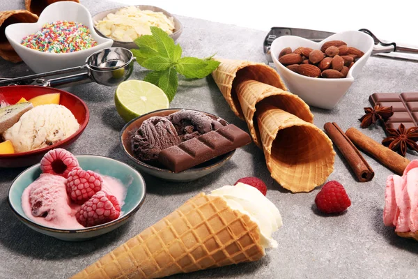 Vanilya donmuş yoğurt veya soft dondurma ve waffle koni ve frui