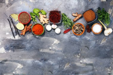 Baharat ve otlar masada. Yemek ve mutfak malzemeleri