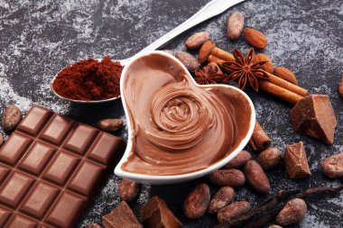 Çikolata çikolata tozu ile masada. Çikolatalı girdap ve fındık