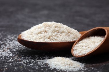Psyllium tohum bir kısmı rustik koyu arka plan üzerinde. Psyllium tohum kabuğu.