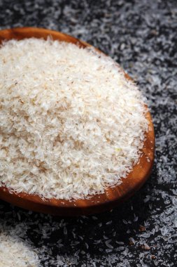 Psyllium tohum bir kısmı rustik koyu arka plan üzerinde. Psyllium tohum kabuğu.