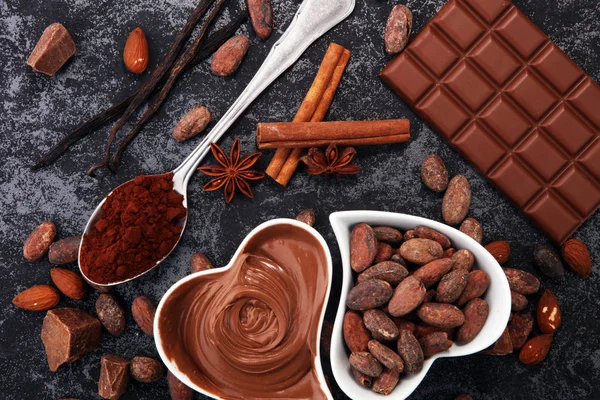 Шоколадки Столе Шоколадным Порошком Шоколадные Вихри Орехи — стоковое фото