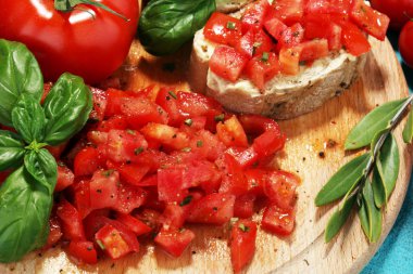 taze domates bruschetta. İtalyan yemekleri meze fesleğen ile.