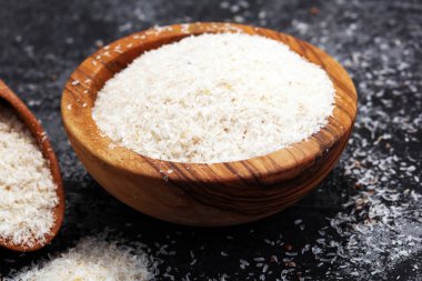 Psyllium tohum bir kısmı rustik koyu arka plan üzerinde. Psyllium tohum kabuğu.