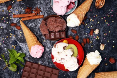 Vanilya yoğurt veya yumuşak kıvamlı dondurma waffle koni çeşitli lezzet ve çilekli dondurma dondurulmuş