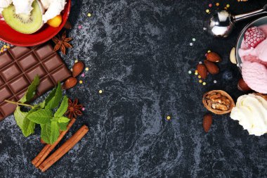 Vanilya yoğurt veya yumuşak kıvamlı dondurma waffle koni çeşitli lezzet ve çilekli dondurma dondurulmuş