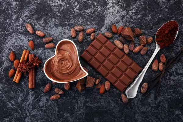 Шоколадки Столе Шоколадным Порошком Шоколадные Вихри Орехи — стоковое фото