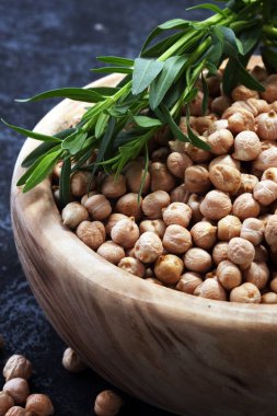 Bir kasede çiğ nohut. Nohut besleyici bir yemektir. Sağlıklı ve vejetaryen yemekleri