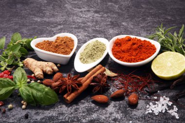 Baharat ve otlar masada. Yemek ve mutfak malzemeleri