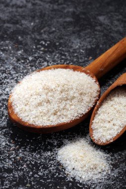 Psyllium tohum bir kısmı rustik koyu arka plan üzerinde. Psyllium tohum kabuğu.