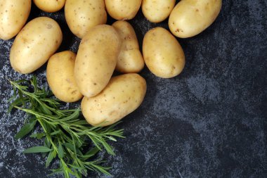 Masanın üzerinde yatan patates yığını. Taze patates ve biberiye.