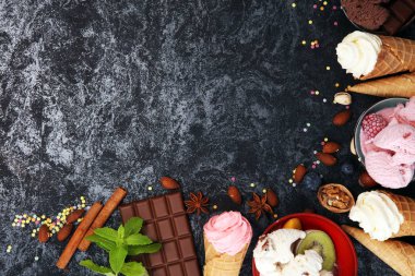 Vanilya yoğurt veya yumuşak kıvamlı dondurma waffle koni çeşitli lezzet ve çilekli dondurma dondurulmuş