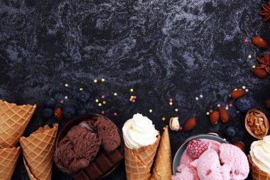 Vanilya yoğurt veya yumuşak kıvamlı dondurma waffle koni çeşitli lezzet ve çilekli dondurma dondurulmuş