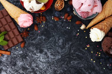 Vanilya yoğurt veya yumuşak kıvamlı dondurma waffle koni çeşitli lezzet ve çilekli dondurma dondurulmuş