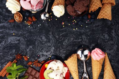 Vanilya yoğurt veya yumuşak kıvamlı dondurma waffle koni çeşitli lezzet ve çilekli dondurma dondurulmuş
