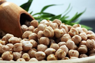 Bir kasede çiğ nohut. Nohut besleyici bir yemektir. Sağlıklı ve vejetaryen yemekleri