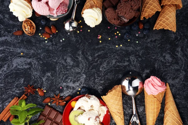 Vanilya yoğurt veya yumuşak kıvamlı dondurma waffle koni çeşitli lezzet ve çilekli dondurma dondurulmuş