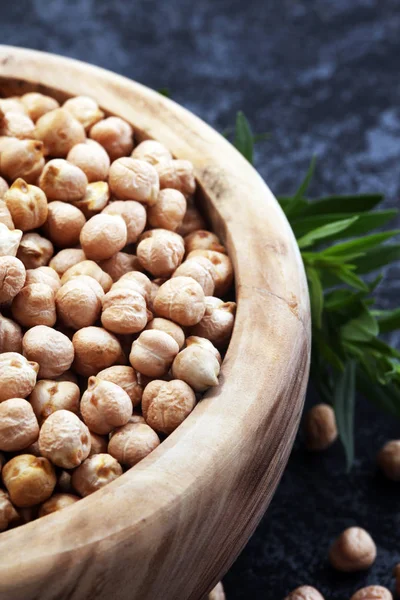 生のひよこ豆をボウルに入れ ひよこ豆は栄養価の高い食品です ヘルシーでベジタリアンフード — ストック写真