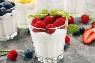 Yoğurt ve meyve. Taze meyve yoğurtlu taze çilek ve şeftali.