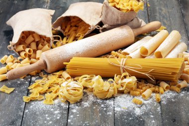 Makarna rustik gri arka plan üzerine çeşitli karışımı. Ev yapımı makarna yapma