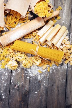 Makarna rustik gri arka plan üzerine çeşitli karışımı. Ev yapımı makarna yapma