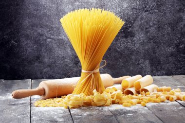 Makarna rustik gri arka plan üzerine çeşitli karışımı. Ev yapımı makarna yapma