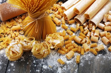 Makarna rustik gri arka plan üzerine çeşitli karışımı. Ev yapımı makarna yapma