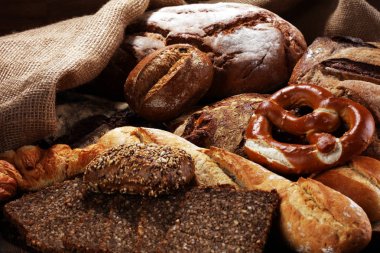 Ekmek ve ekmek çeşitleri gemide yukarıdan alır. Mutfak veya fırın poster tasarımı.