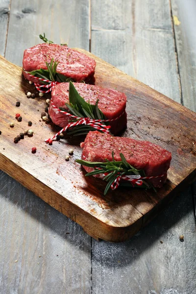 Bifes Filé Carne Crua Com Especiarias Para Churrasco — Fotografia de Stock