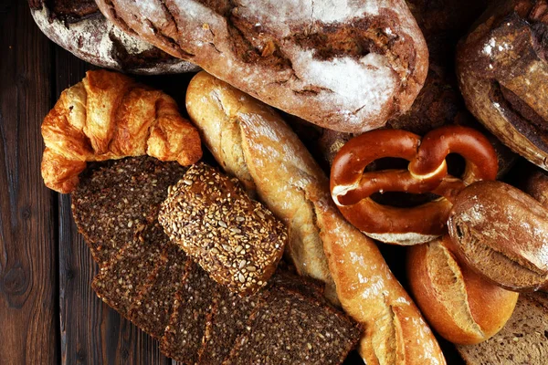 Verschiedene Arten Von Brot Und Brötchen Bord Von Oben Plakatgestaltung — Stockfoto