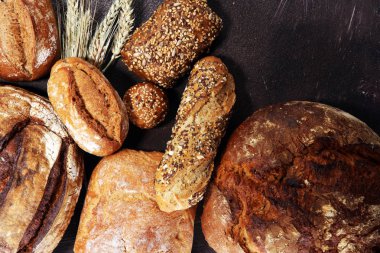 Ekmek ve ekmek çeşitleri gemide yukarıdan alır. Mutfak veya fırın poster tasarımı.