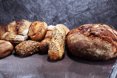 Ekmek ve ekmek çeşitleri gemide yukarıdan alır. Mutfak veya fırın poster tasarımı.