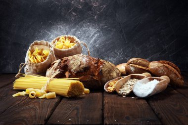 tam tahıl ürünleri ile kompleks karbonhidratlar rustik arka plan üzerinde