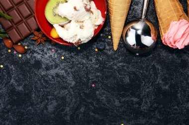 Vanilya yoğurt veya yumuşak kıvamlı dondurma waffle koni çeşitli lezzet ve çilekli dondurma dondurulmuş