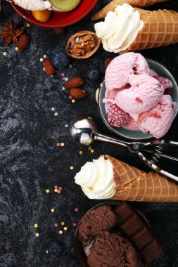 Vanilya yoğurt veya yumuşak kıvamlı dondurma waffle koni çeşitli lezzet ve çilekli dondurma dondurulmuş