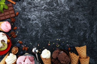 Vanilya yoğurt veya yumuşak kıvamlı dondurma waffle koni çeşitli lezzet ve çilekli dondurma dondurulmuş