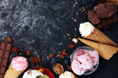 Vanilya yoğurt veya yumuşak kıvamlı dondurma waffle koni çeşitli lezzet ve çilekli dondurma dondurulmuş