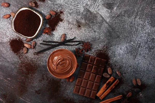 Schokoriegel Auf Dem Tisch Mit Schokoladenpuder Schokolade Und Nüsse — Stockfoto