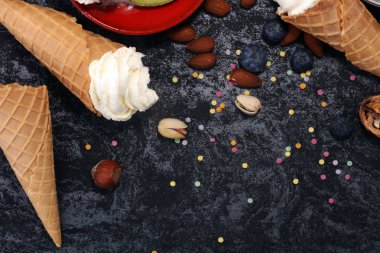 Vanilya yoğurt veya yumuşak kıvamlı dondurma waffle koni çeşitli lezzet ve çilekli dondurma dondurulmuş