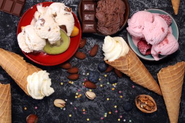 Vanilya yoğurt veya yumuşak kıvamlı dondurma waffle koni çeşitli lezzet ve çilekli dondurma dondurulmuş