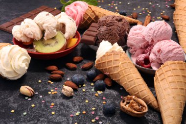 Vanilya yoğurt veya yumuşak kıvamlı dondurma waffle koni çeşitli lezzet ve çilekli dondurma dondurulmuş